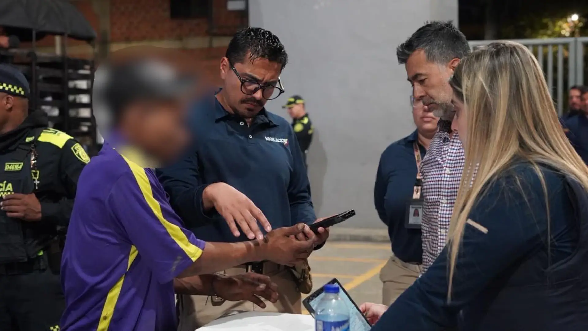 Migración Colombia expulsa 17 extranjeros en Medellín.