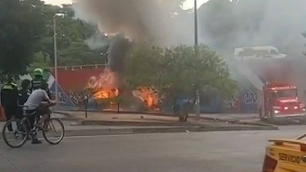 Bus del MÍO terminó en llamas con pasajeros a bordo en Cali Bus del MÍO terminó en llamas con pasajeros a bordo en Cali
