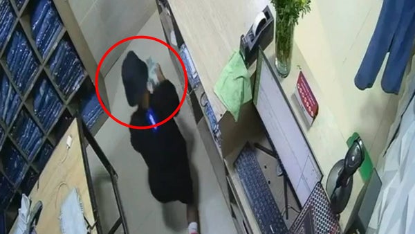Pareja abandonó a su propio hijo luego de haberlo usado para robar un local en Bogotá: huyeron sin él Pareja abandonó a su propio hijo luego de haberlo usado para robar un local en Bogotá: huyeron sin él