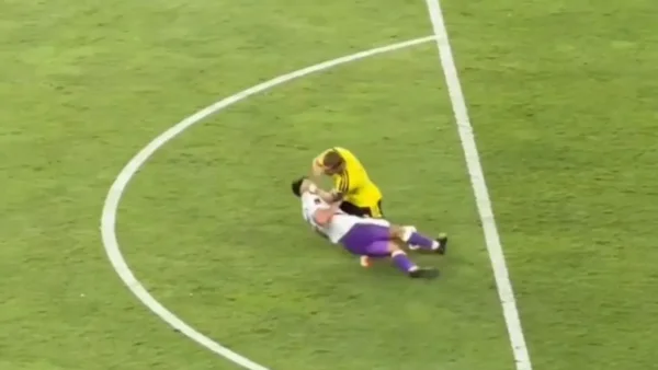 Cristiano Ronaldo tuvo fuerte cruce con un argentino y terminaron en el piso Cristiano Ronaldo tuvo fuerte cruce con un argentino y terminaron en el piso