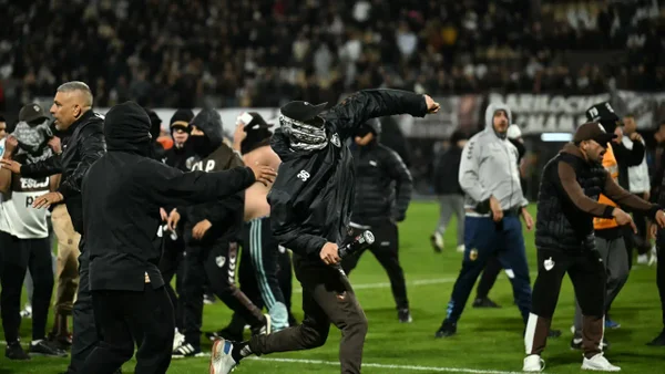 Caos en la Copa Libertadores: hinchas de Platense invadieron la cancha tras eliminación ante Fluminense Caos en la Copa Libertadores: hinchas de Platense invadieron la cancha tras eliminación ante Fluminense
