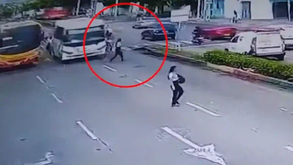 VIDEO del momento en el que moto embistió a una joven en Barranquilla: está muy grave VIDEO del momento en el que moto embistió a una joven en Barranquilla: está muy grave