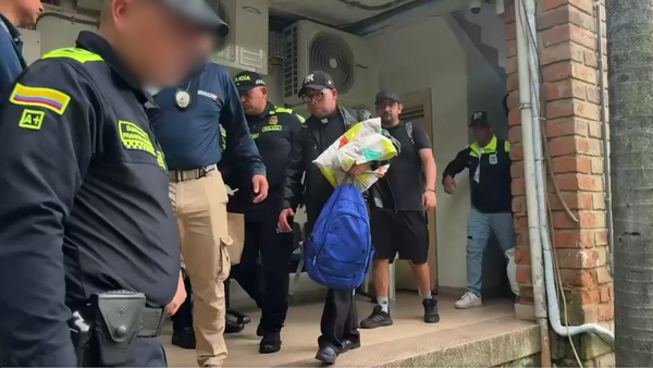Supuesto sacerdote que pedía dinero en las calles entre los 17 extraditados que salieron de Medellín