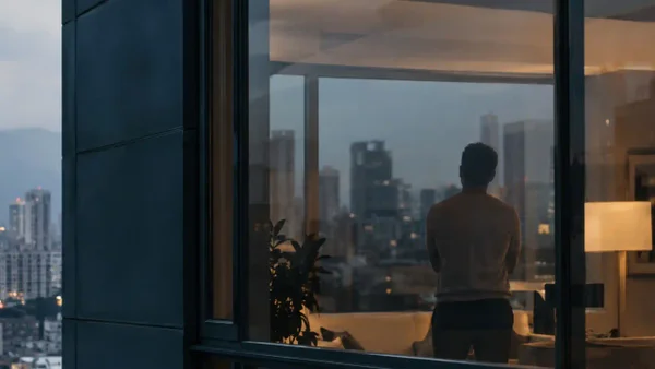 Streamer colombiano estuvo a punto de caer por la ventana de un edificio durante un directo Streamer colombiano estuvo a punto de caer por la ventana de un edificio durante un directo