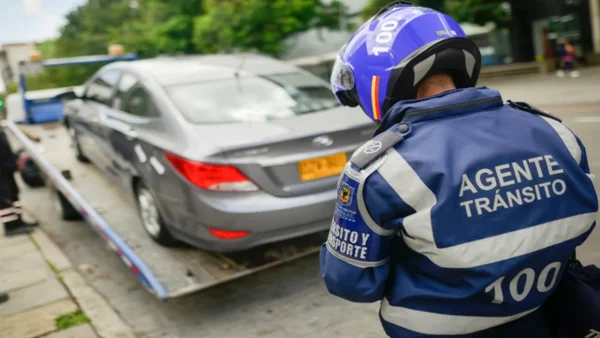 Proponen cambiar la forma en la que multan a conductores por mal parqueo en Bogotá