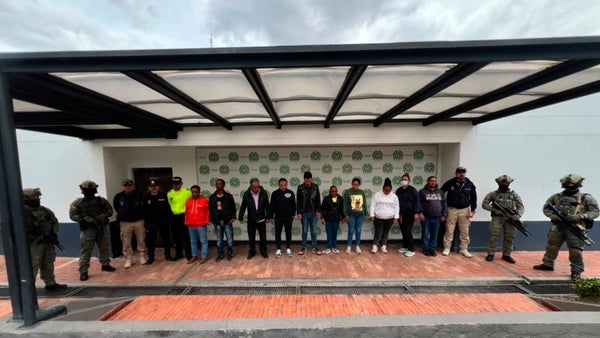 Capturan a 15 presuntos integrantes de red dedicada al tráfico de migrantes y documentos irregulares Capturan a 15 presuntos integrantes de red dedicada al tráfico de migrantes y documentos irregulares