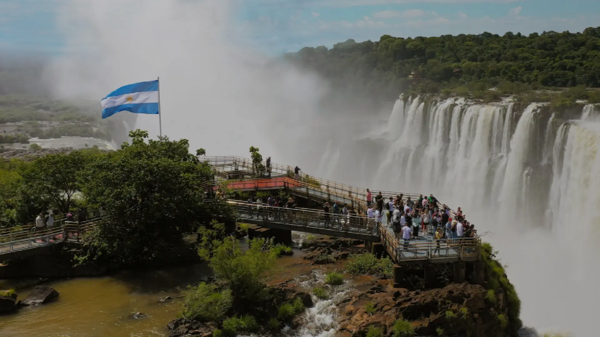 Peligro de desborde: Cierran importante tramo de las Cataratas de Iguazú por la furia de El Niño