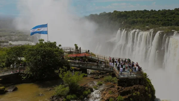 Peligro de desborde: cierran importante tramo de las Cataratas de Iguazú por la furia de El Niño Peligro de desborde: cierran importante tramo de las Cataratas de Iguazú por la furia de El Niño