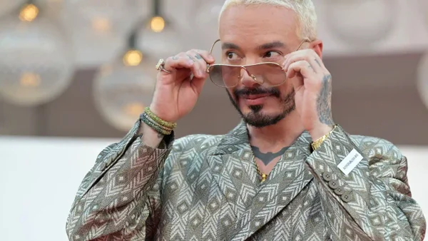 J Balvin encendió las redes al aparecer en las pasarelas de Milán, Italia J Balvin encendió las redes al aparecer en las pasarelas de Milán, Italia