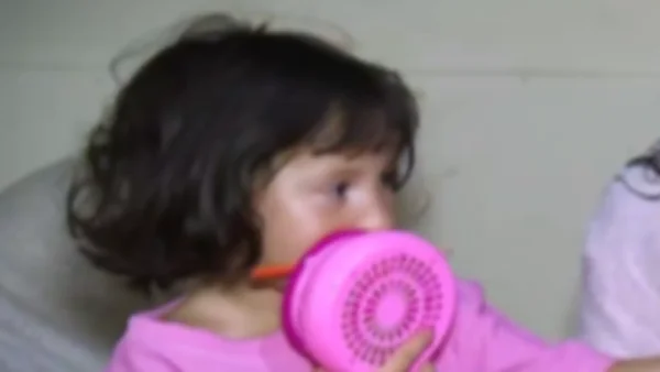 Niña de seis años necesita prótesis: perdió su pierna tras ser arrollada por un camión Niña de seis años necesita prótesis: perdió su pierna tras ser arrollada por un camión