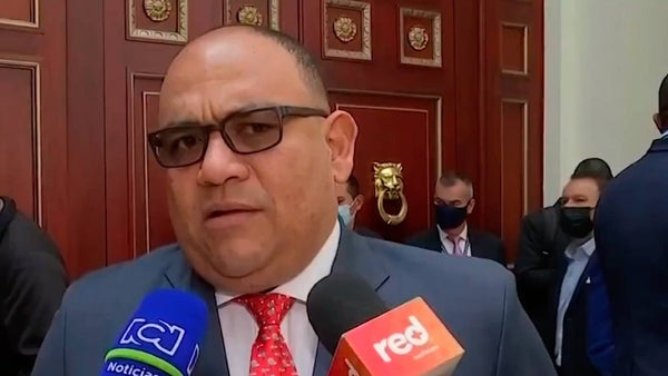 Estafador suplanta al senador Antonio Correa y ya habría engañado a congresistas y alcaldes Estafador suplanta al senador Antonio Correa y ya habría engañado a congresistas y alcaldes