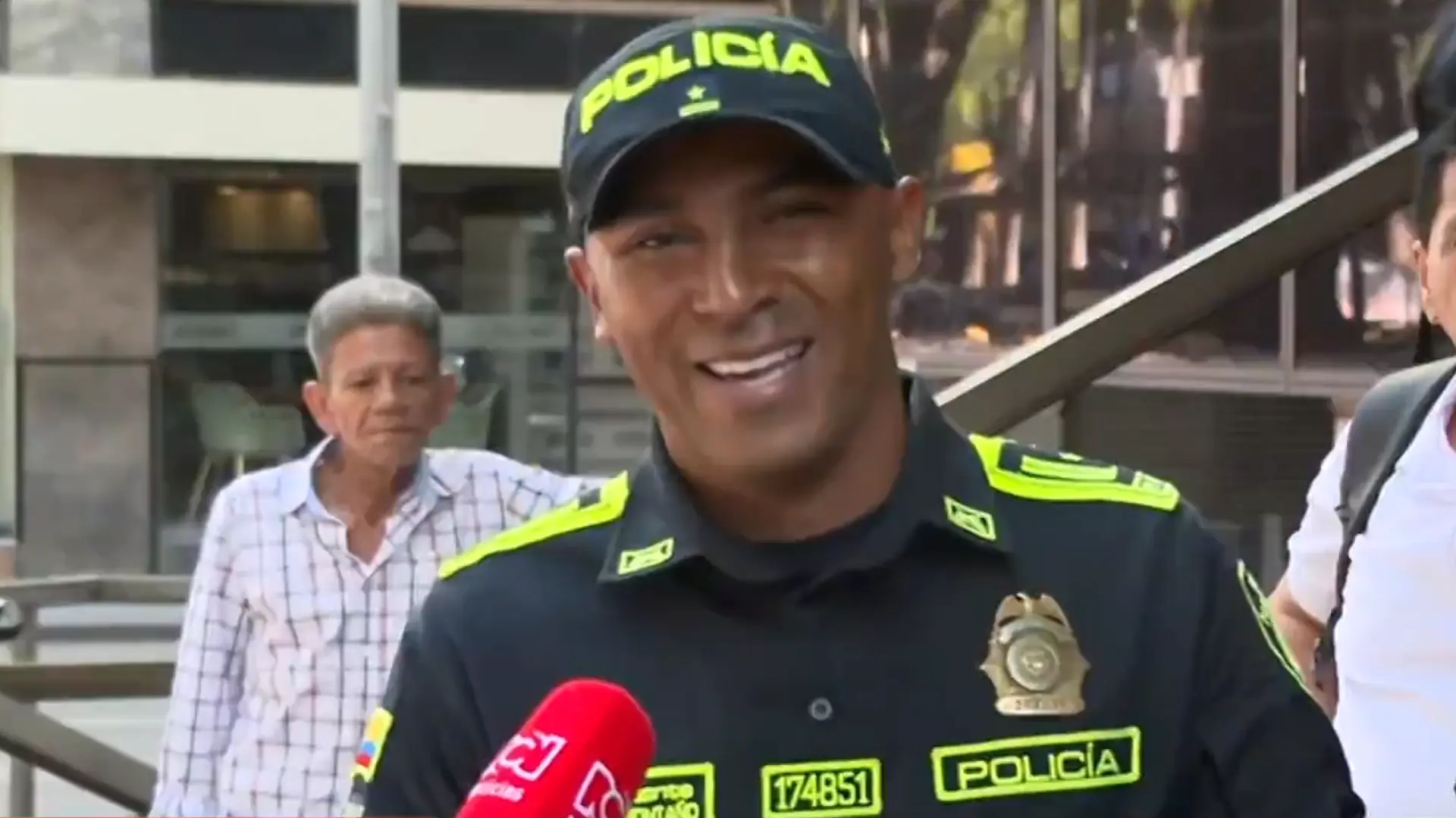 Policía salsero presentación musical
