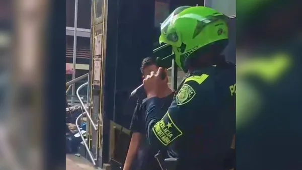 La sorpresa que se llevó un artista callejero en Pereira: policía sacó sus dotes y cantaron juntos La sorpresa que se llevó un artista callejero en Pereira: policía sacó sus dotes y cantaron juntos