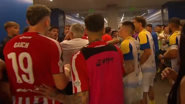 Pelea entre jugadores de Rosario Central y Estudiantes en la final de la Supercopa Internacional Pelea entre jugadores de Rosario Central y Estudiantes en la final de la Supercopa Internacional