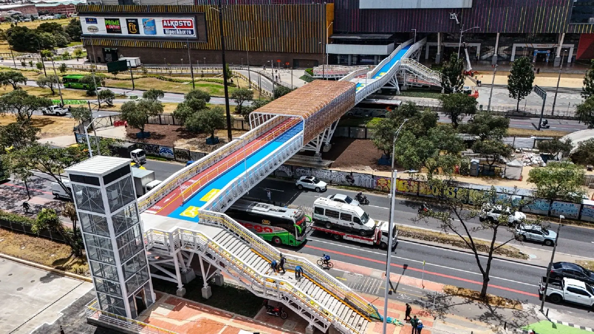 Se entregó el nuevo puente peatonal que conecta con Centro Comercial El Edén.