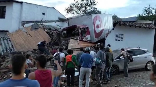 Video | Furgón quedó dentro de una vivienda tras un grave accidente en Girón: esto se sabe Video | Furgón quedó dentro de una vivienda tras un grave accidente en Girón: esto se sabe