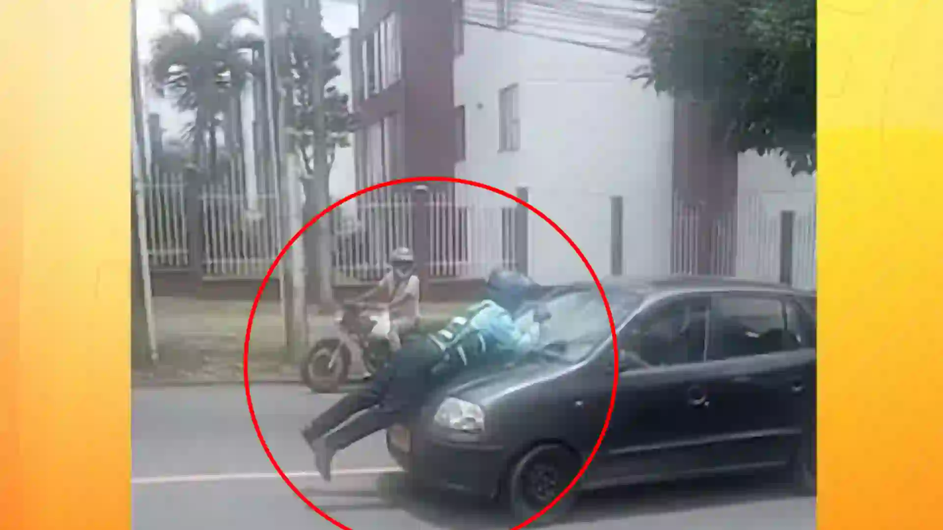 Conductor arrastró a un agente de tránsito sobre el capó de su carro en Pereira