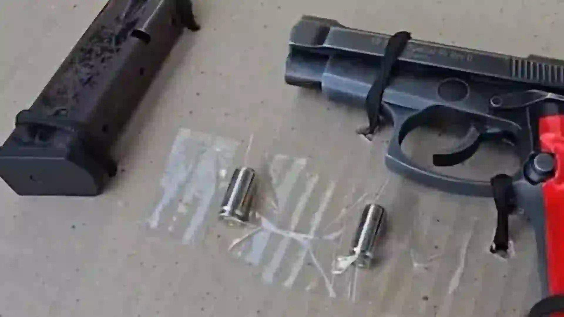 Atracaba en Bogotá con un arma personalizada: el sticker que le puso lo delató