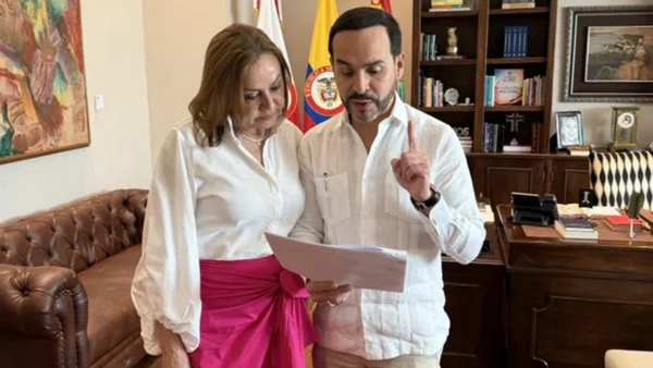 Presidente De la Espriella pidió revertir el aumento del precio de la gasolina en octubre
