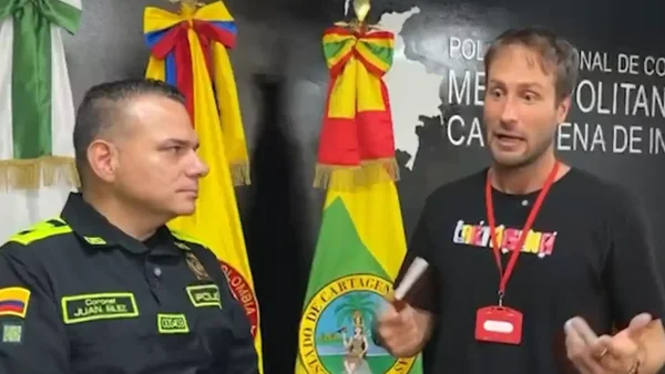 Turista italiano iba en un taxi, se bajó a sacar dinero y el conductor huyó con sus pertenencias