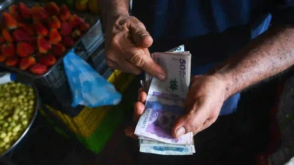 Así impacta el aumento de las tasas de interés a 12,25% al bolsillo de los colombianos Así impacta el aumento de las tasas de interés a 12,25% al bolsillo de los colombianos
