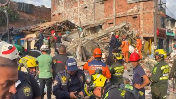 Edificio en riesgo tras el sismo de 7,4 se desplomó con varias personas dentro en Pereira Edificio en riesgo tras el sismo de 7,4 se desplomó con varias personas dentro en Pereira