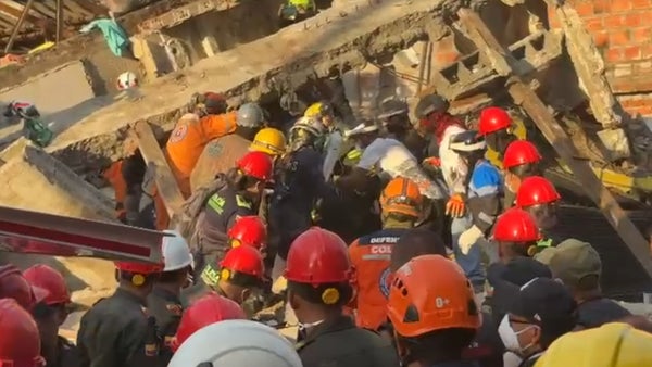 Video | Mujer fue rescatada de edificio en Pereira que se desplomó por afectaciones tras el sismo Video | Mujer fue rescatada de edificio en Pereira que se desplomó por afectaciones tras el sismo