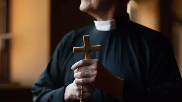 Sacerdote abusaba sexualmente a una niña de 13 años en casa cural de Buga Sacerdote abusaba sexualmente a una niña de 13 años en casa cural de Buga
