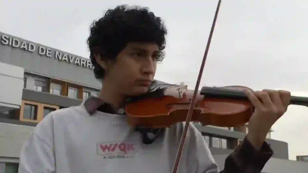 Niño músico con cáncer de garganta necesita ayuda para recibir su tratamiento en España Niño músico con cáncer de garganta necesita ayuda para recibir su tratamiento en España