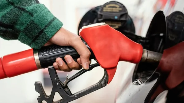 ¿Era necesario subirle a la gasolina? Exministro cuestionó al Gobierno por reversar el aumento ¿Era necesario subirle a la gasolina? Exministro cuestionó al Gobierno por reversar el aumento