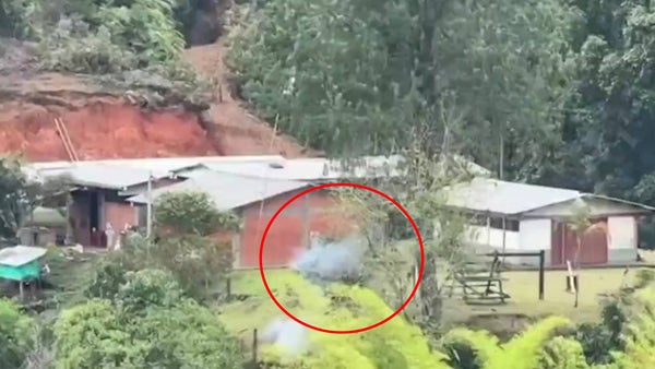 Así fue como encontraron los explosivos ocultos en el patio de una escuela en Cajibío: estaban a metros de los niños Así fue como encontraron los explosivos ocultos en el patio de una escuela en Cajibío: estaban a metros de los niños