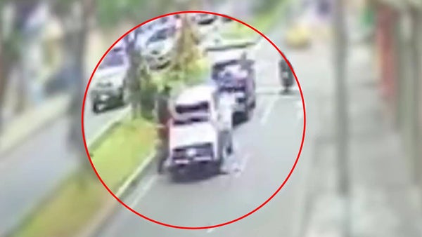 Video | Policía sorprendió a dos ladrones que le estaban robando un lujoso reloj a un extranjero en Bogotá