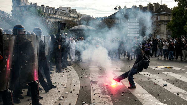 En medio de las protestas estudiantiles, joven perdió una mano en Francia En medio de las protestas estudiantiles, joven perdió una mano en Francia