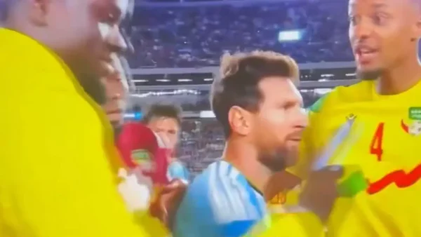 ¿Desplante de Messi? Polémico gesto con un jugador de Benín ¿Desplante de Messi? Polémico gesto con un jugador de Benín