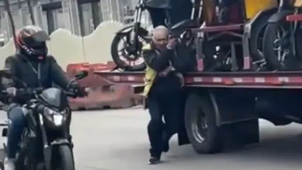 Adulto mayor se agarró de su bicitaxi mientras una grúa se lo llevaba en Soacha Adulto mayor se agarró de su bicitaxi mientras una grúa se lo llevaba en Soacha