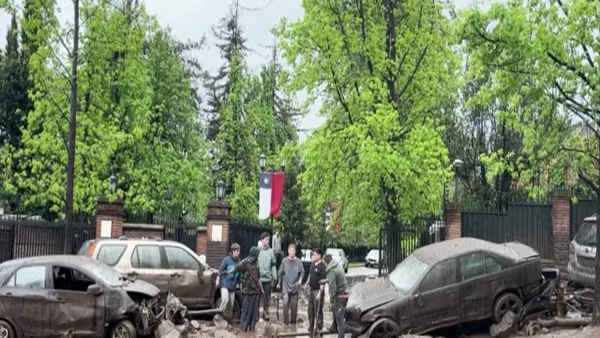 VIDEO | Impresionantes imágenes del aluvión en Chile que arrastró vehículos