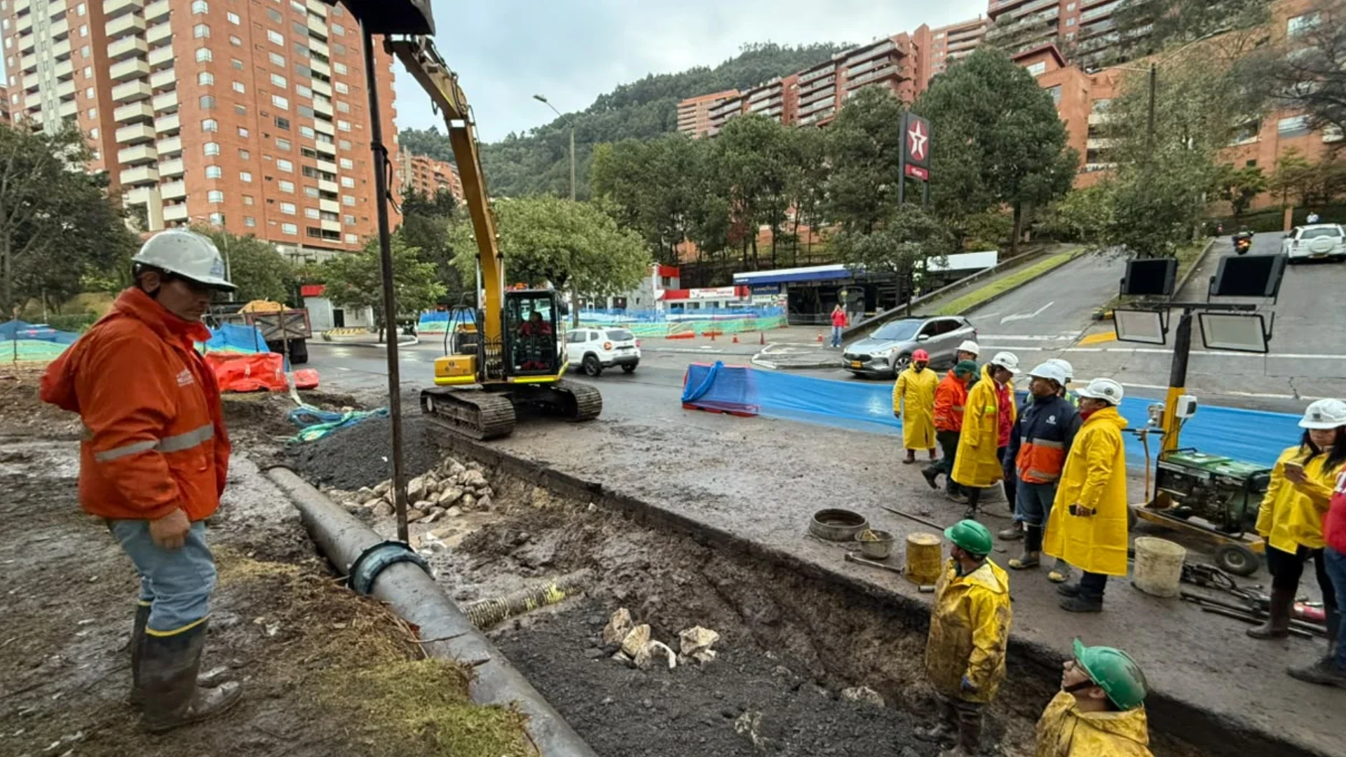 Tubería en el norte de Bogotá se rompió.