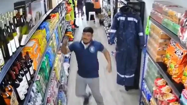 Video viral: hombres intentaron salvar botellas de licor durante terremoto en Panamá Video viral: hombres intentaron salvar botellas de licor durante terremoto en Panamá