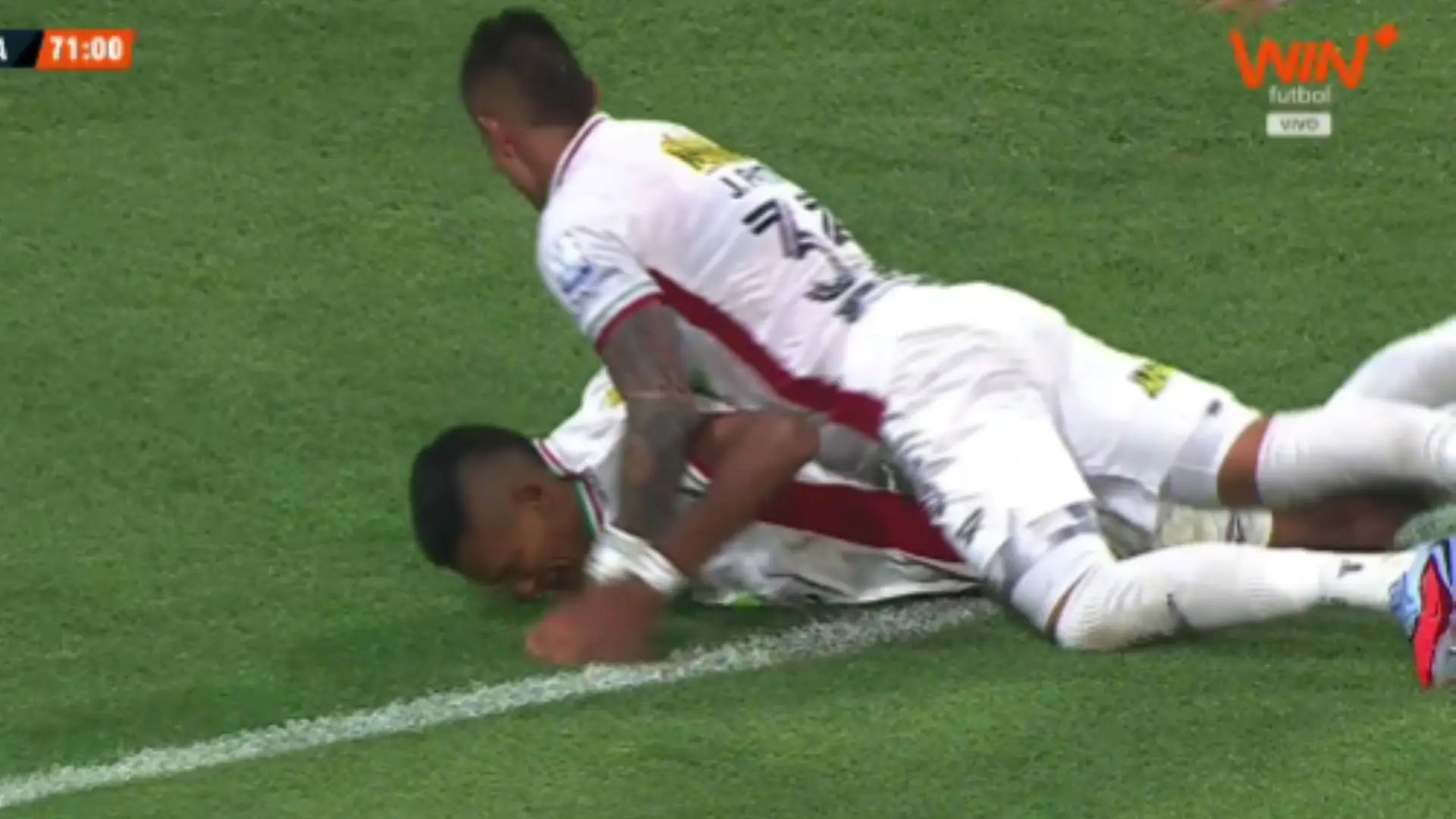 Jugadores de Caldas se golpean tras celebrar gol.