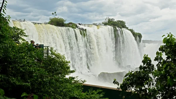 Cierran las cataratas del Iguazú por la crecida del río: alertan por inundaciones en Argentina Cierran las cataratas del Iguazú por la crecida del río: alertan por inundaciones en Argentina