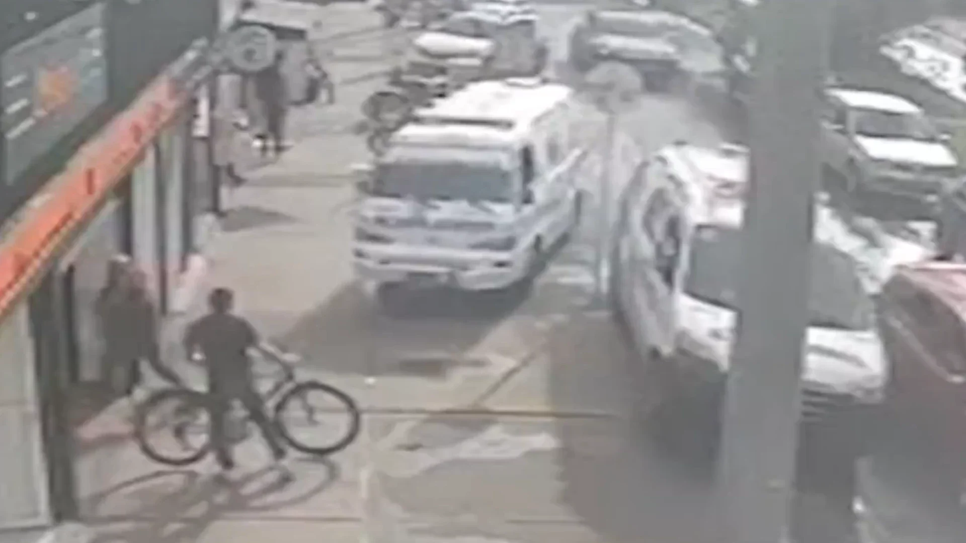 Ambulancias casi provocan accidente en Bogotá.