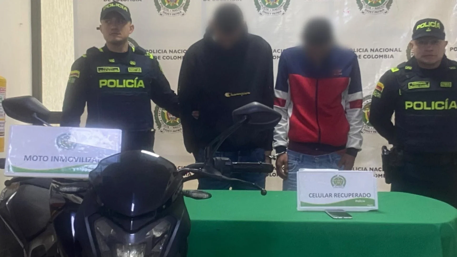 Capturados por robar un celular en Bogotá.