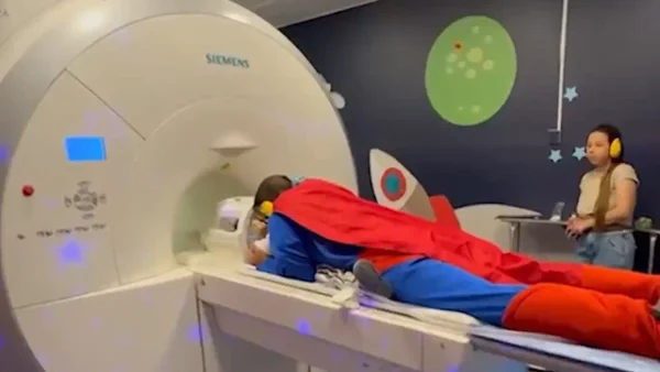 Psicólogo se disfraza de superhéroes para evitar la sedación en niños que deban realizarse resonancias