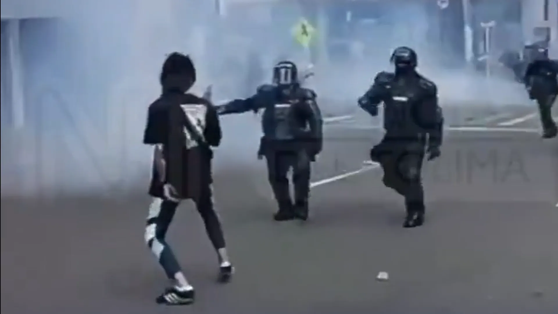 video-hombre-arma-blanca-policia-ibague-protestas