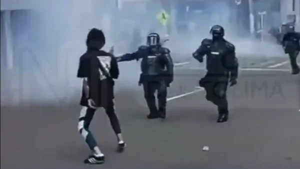 Hombre amenazó con arma blanca a policías en medio de las protestas: video Hombre amenazó con arma blanca a policías en medio de las protestas: video