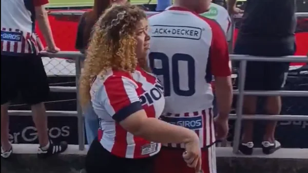Hincha del Junior le pidió a joven que se fuera de la tribuna por ir en chanclas Hincha del Junior le pidió a joven que se fuera de la tribuna por ir en chanclas