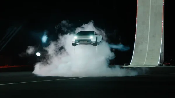 VIDEO | Así se ve el Roadster de Tesla en acción: puede volar y saltar sobre camiones