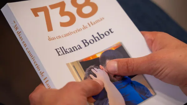 Elkana Bohbot, colombo-israelí que fue rehén durante 738 días por Hamás, presentó un libro contando su historia