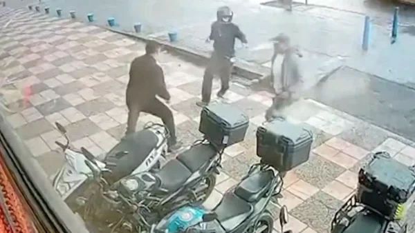 Chocó con el vidrio de un concesionario tras ser víctima de robo: capturaron a los ladrones Chocó con el vidrio de un concesionario tras ser víctima de robo: capturaron a los ladrones