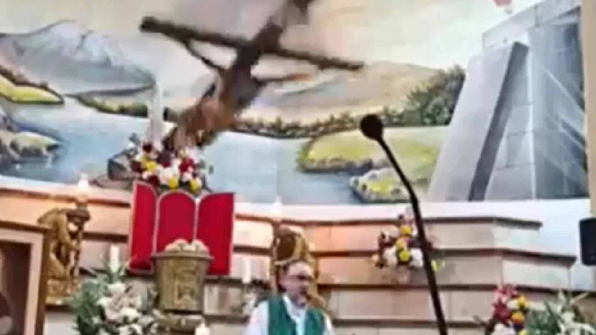 Le cayó una cruz a un párroco en Ecuador.